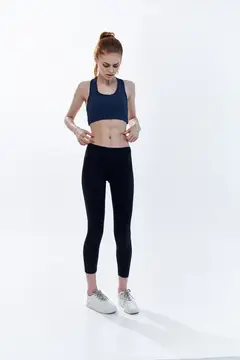 Спортивная женщина занимается бегом, выполняя активную тренировку с энергией