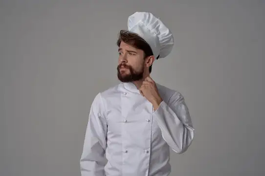 Бородатый мужчина в поварской форме, кулинарные эмоции, гурман, светлый фон