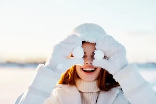 Женщина в белом пальто и шапке