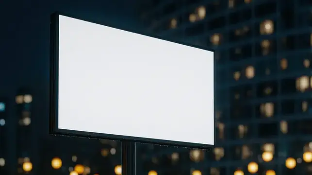 Тихая ночная сцена со светящимися окнами и размытым движением вдалеке, подчеркивающая атмосферу, ожидание и творческий потенциал наружной рекламы в городском пространстве