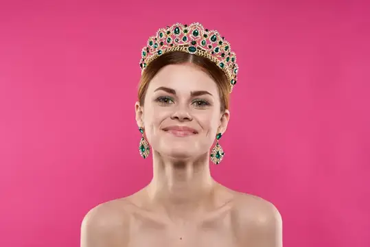 Привлекательная женщина с роскошными обнаженными плечами, косметикой, модным образом на изолированном фоне