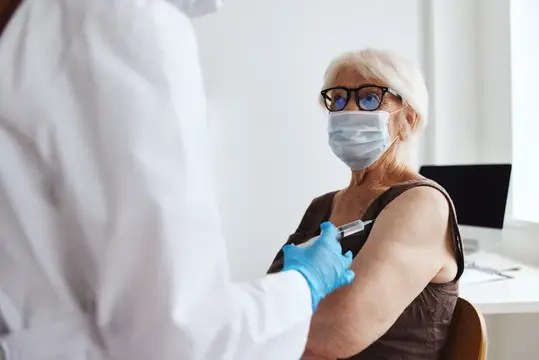 Пациент и врач, шприц, инъекция, вакцина, паспорт, иммунитет, защита