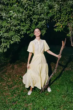 Женщина, платье, природа, улыбка, на открытом воздухе, держит палку, аутентичность, инклюзивность