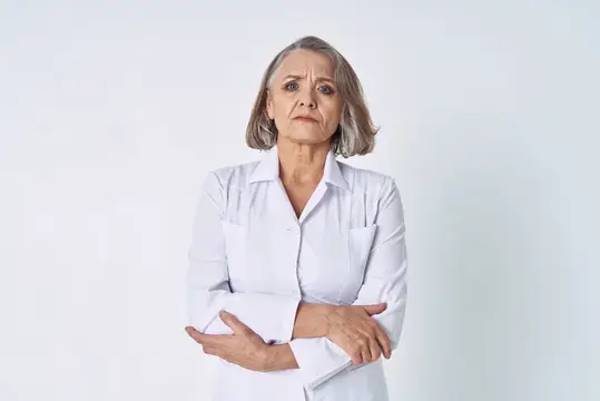 Женщина-врач с датаскопом проводит осмотр пациента