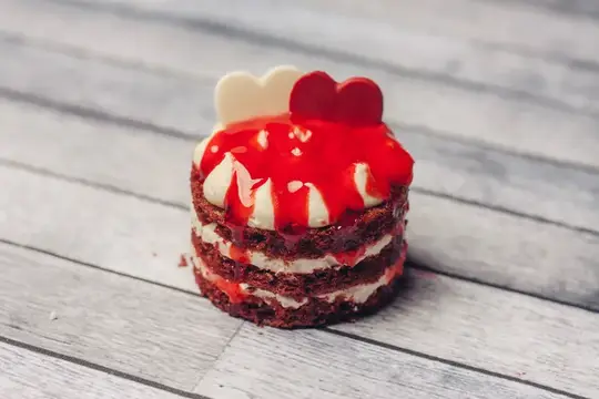 Красный торт, десерт, конфеты, наслаждение едой, вид сверху