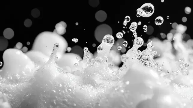 Пузырьки и брызги воды крупным планом на чёрном фоне