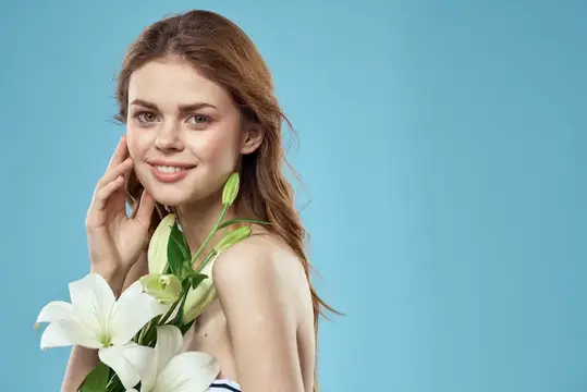 Улыбающаяся девушка с белыми лилиями на голубом фоне