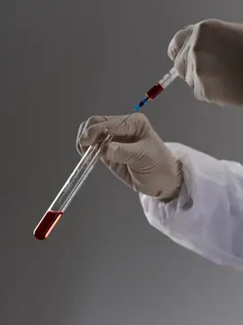Диагностическая лаборатория по разработке лекарств, проводятся исследования анализов крови