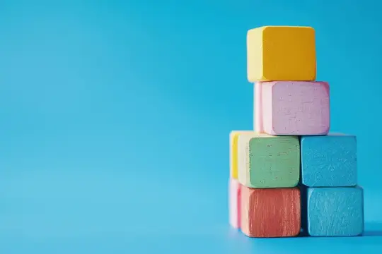 Башня из разноцветных деревянных кубиков на голубом фоне