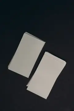 Две стопки белых карточек на чёрном фоне