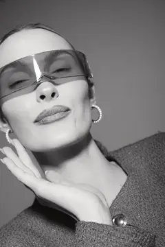 Девушка в солнцезащитных очках с закрытыми глазами