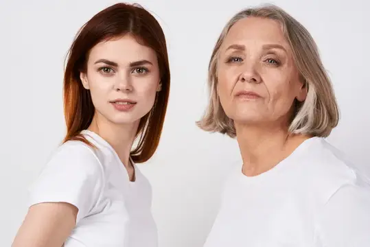 Внучка и бабушка стоят рядом, семейная любовь, студия
