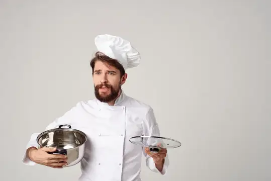 Профессиональный повар держит в руках кастрюлю, работа на кухне, профессия