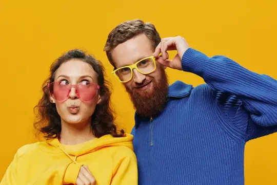 Мужчина в жёлтых очках и девушка в розовых на жёлтом фоне