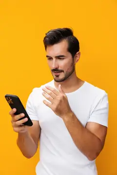 Удивлённый мужчина с зубастой улыбкой держит смартфон, копируя пространство