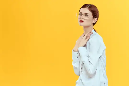 Женщина в белой рубашке и очках, красные губы, элегантный стиль, жёлтый изолированный фон
