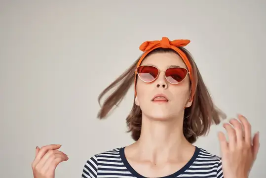 Женщина в солнцезащитных очках, современная одежда, мода, позирование, образ жизни