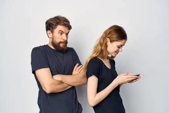 Семья с телефоном в руке на светлом фоне, передающая эмоции