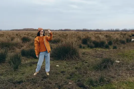 Женщина на открытом воздухе, в поле, на природе, идет, осенний портрет