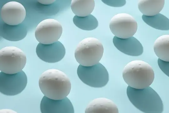 Белые шарики с тенями на голубом фоне