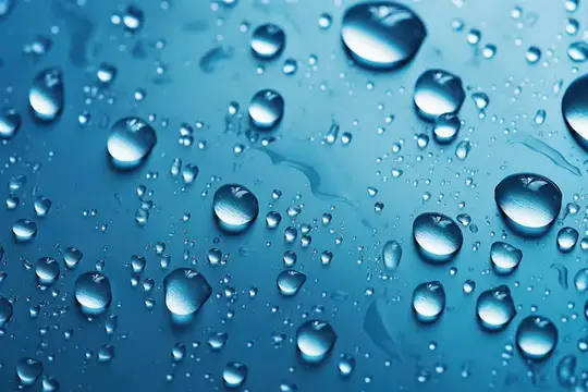 Крупные капли воды на синей гладкой поверхности