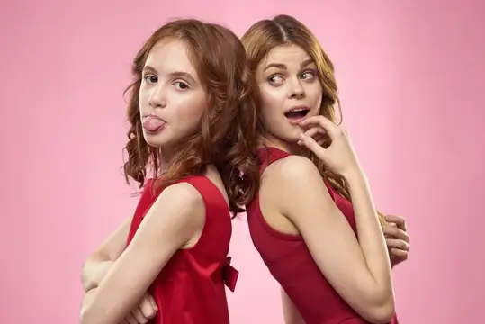 Мама с дочкой в модной одежде, радость, розовый фон