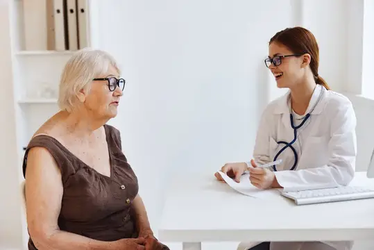 Врач и пациент, осмотр пациента, профессиональная консультация
