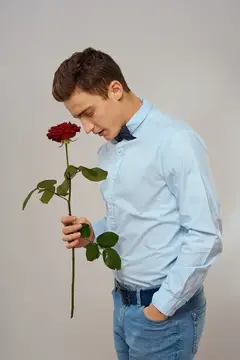 Романтичный мужчина с красной розой, светлая рубашка, брюки, костюм