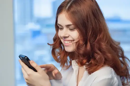 Симпатичная женщина в рубашке с телефоном в руке, общение, офисный профессионал