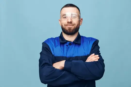 Улыбка мужчины, фотогеничное выражение лица, парень в студии, счастливый, привлекательный, взрослый на белом фоне