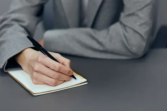 Корпоративный успех: профессионалы подписывают контракты и работают в деловом мире