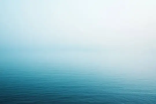 Безмятежный голубой морской пейзаж с градиентным небом и спокойной водой