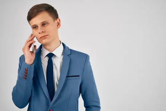 Менеджер разговаривает по телефону, профессиональная работа, официальное лицо