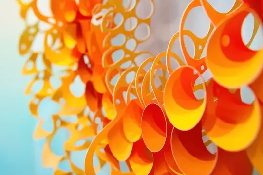 Абстрактная 3D-композиция из оранжевых и жёлтых колец