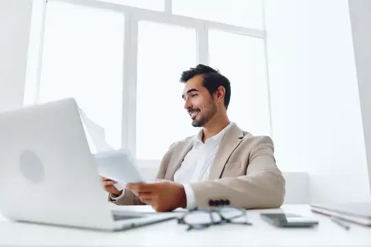 В офисе проходит встреча, работа с документами