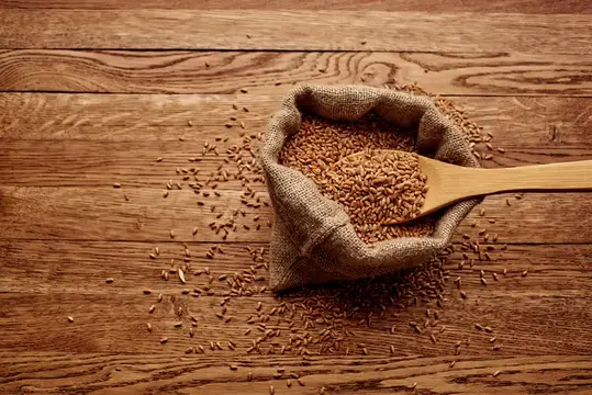 Мешок с зерном на кухне как ингредиент для приготовления пищи, символизирующий здоровое питание