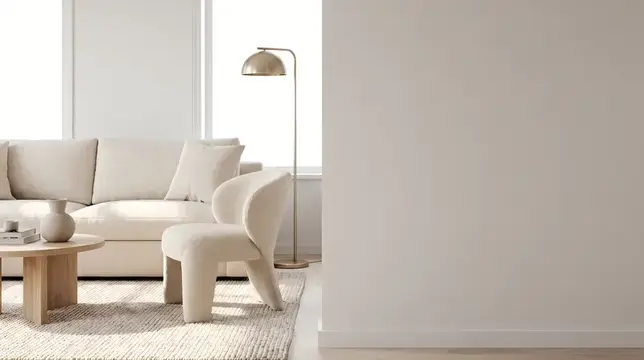 Светлая гостиная с бежевым диваном, креслом и торшером