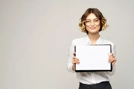 Деловая женщина с папкой документов на светлом фоне, кадрированный вид, костюм с рубашкой