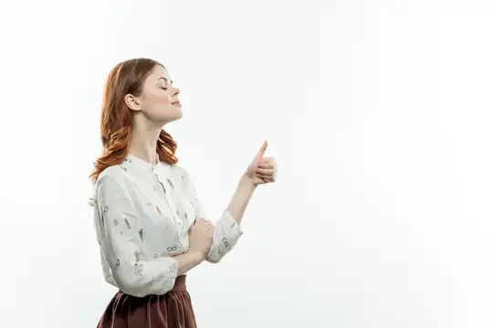 Симпатичная женщина жестикулирует руками, элегантный стиль, светлый фон, студия