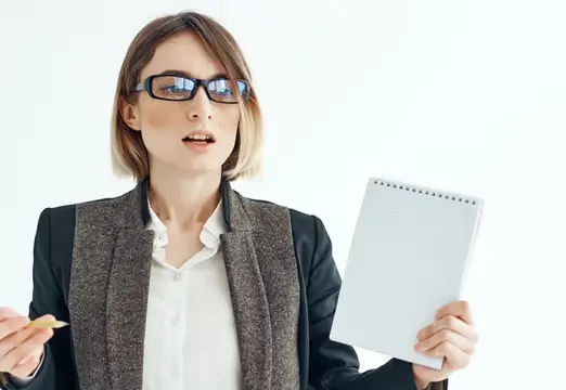 Деловая женщина, офисная работа, рекламное объявление, место для копирования текста