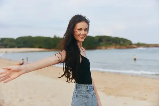 Женщина идет по морю