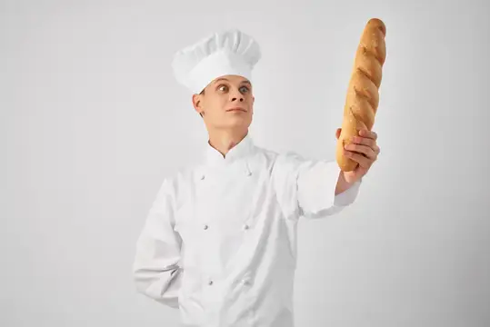 Веселый мужчина с батоном в руках, профессиональный перекус, свежая еда