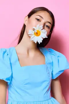 Леди, женщина с улыбкой, платье, розовый цвет, мода, голубой цвет, стиль, девушка, pretty, студия, нежная одежда, макияж, цветок, ромашка, красивая сумочка, женская особь, молодая, стильная