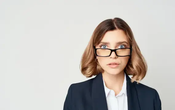 Деловая женщина в очках на светлом фоне, эмоции руководителя