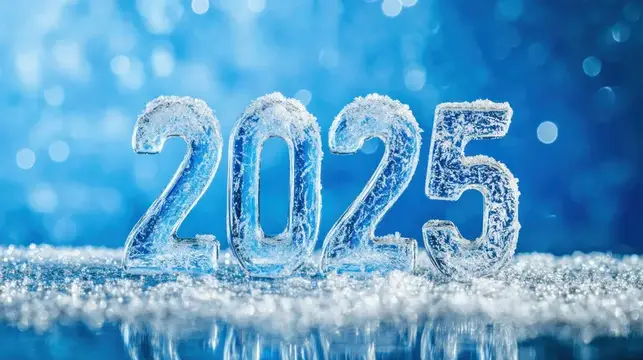 Ледяные цифры 2025 на снегу в синем зимнем свете