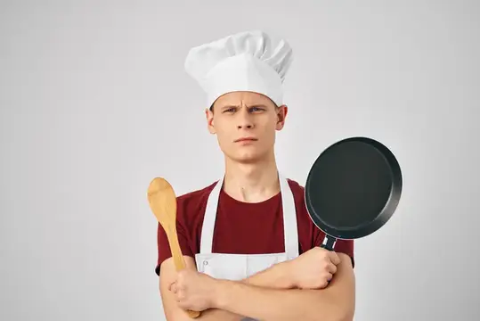 Шеф-повар в униформе, кухонная утварь, профессиональное приготовление пищи
