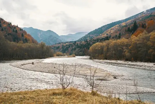 Пейзаж: река, горы, осенние деревья, свежий воздух