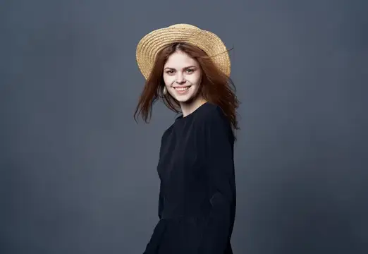 Красивая женщина, элегантный стиль, роскошная шляпа, образ жизни, серый цвет