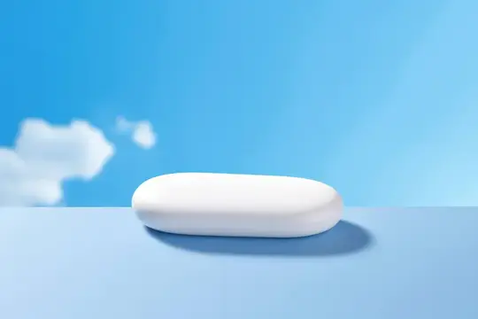 3D-рендер белой овальной платформы на голубом фоне с облаками