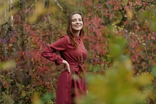 Сцена передает аутентичную атмосферу в мягком свечении, с сезонной палитрой и спокойной позой, внушая доверие, тепло и задумчивое настроение